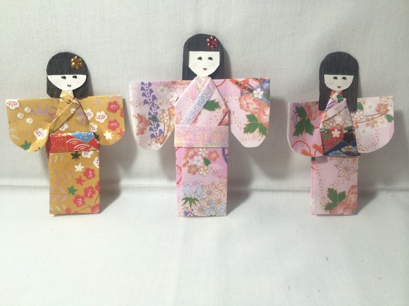 Бумажная японская кукла кокэси