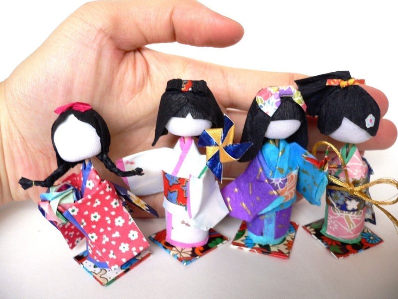 Бумажная японская кукла кокэси