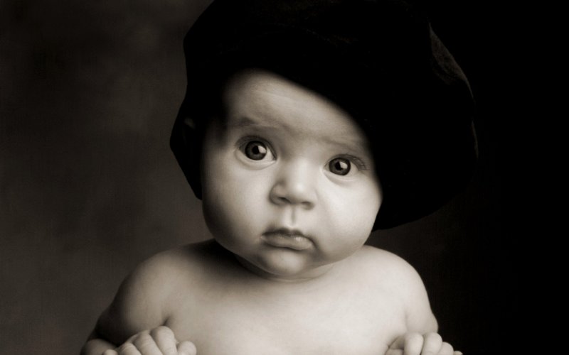 Малыш на черном фоне
