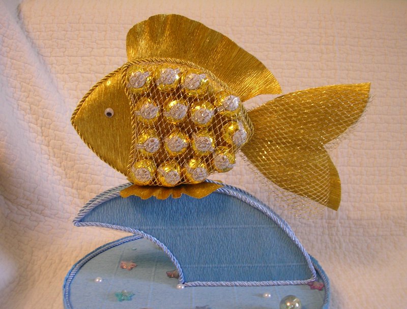 Золотая рыбка из конфет