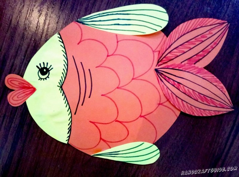 Рыбка на цветной бумаге