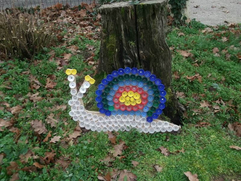 Мозаика из пластиковых крышек для сада и огорода