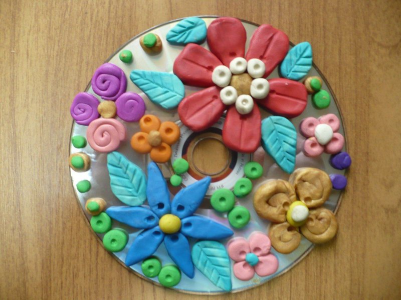 Цветы из пластилина на диске