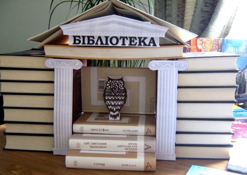 Инсталляция из книг в библиотеке