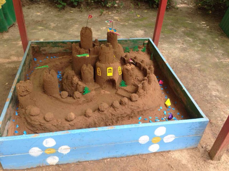 Постройки из песка в детском саду