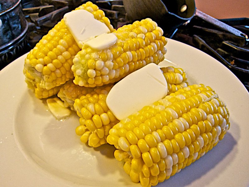 Кукуруза в тарелке