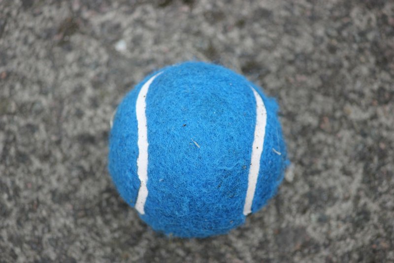 Синий теннисный мяч