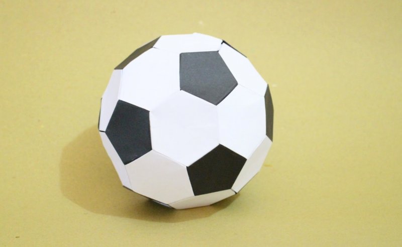 Объемный футбольный мяч