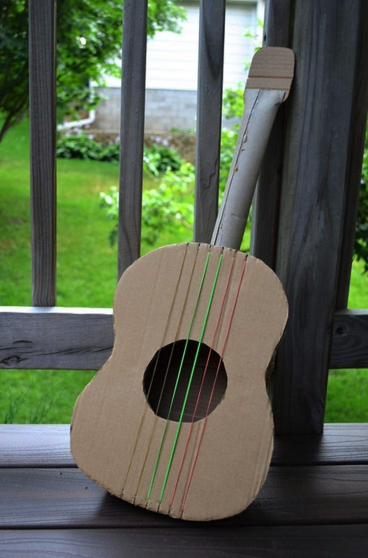 Самодельная гитара из картона