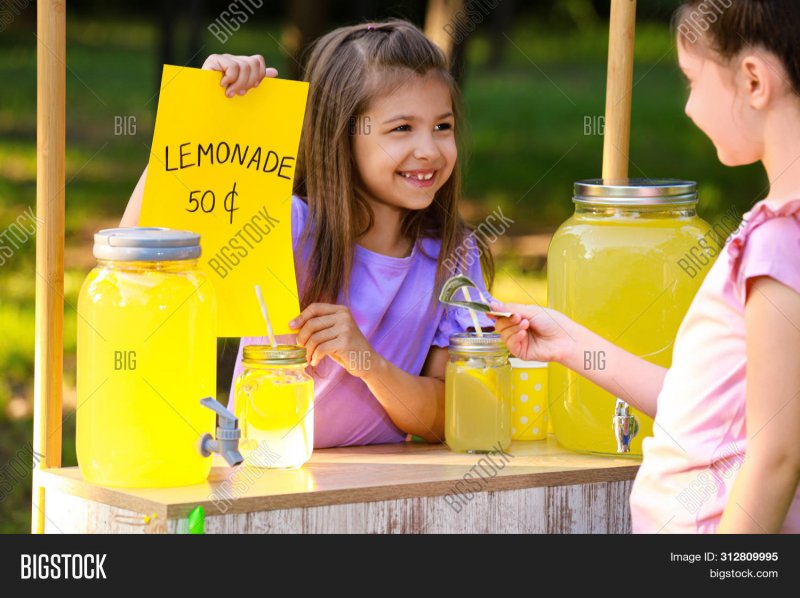 Дети продают лимонад