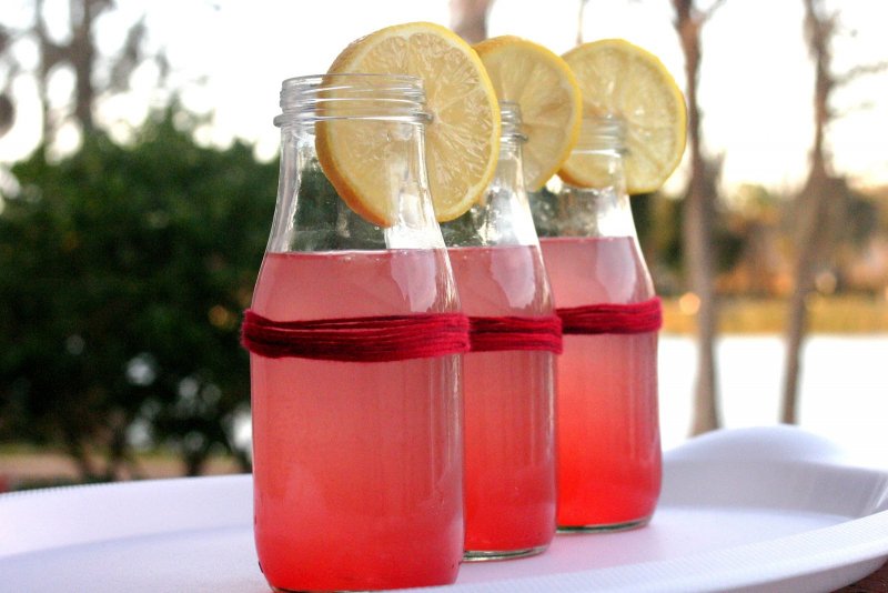 Розовый лимонад в бутылке