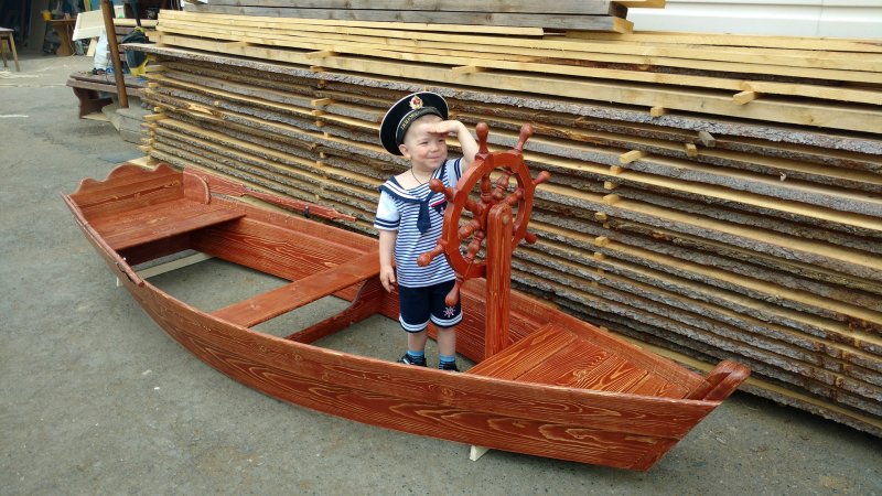 Детская деревянная лодка