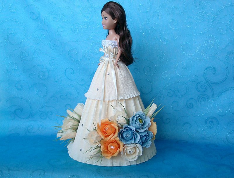 Кукла в платье из конфет