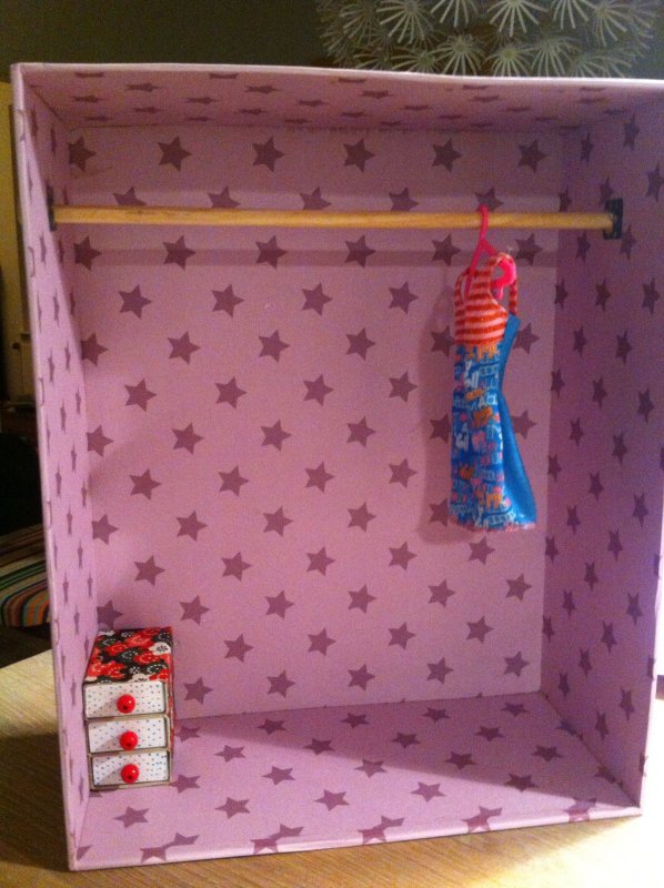 Шкаф из коробки для кукольной одежды