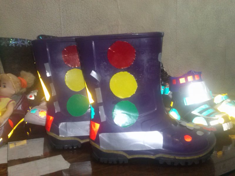 Ботинки со светоотражающими элементами