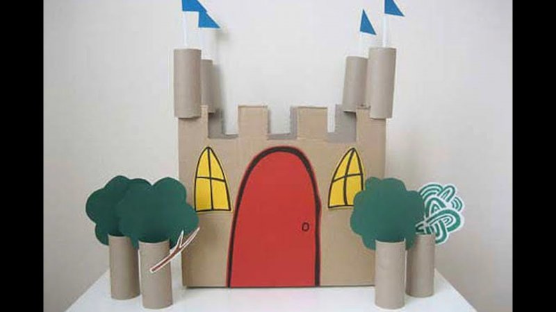 Замок из цветной бумаги на картоне