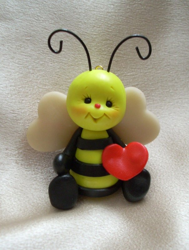 Пчела из легкого пластилина