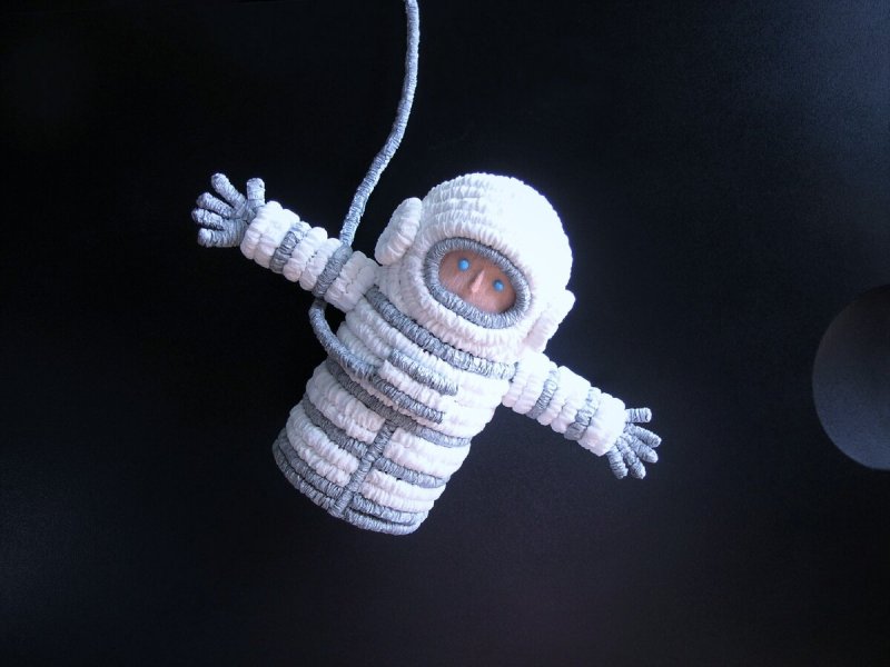 Космонавт из пряжи