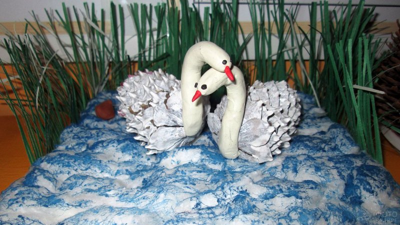 Лебедь из шишки и пластилина