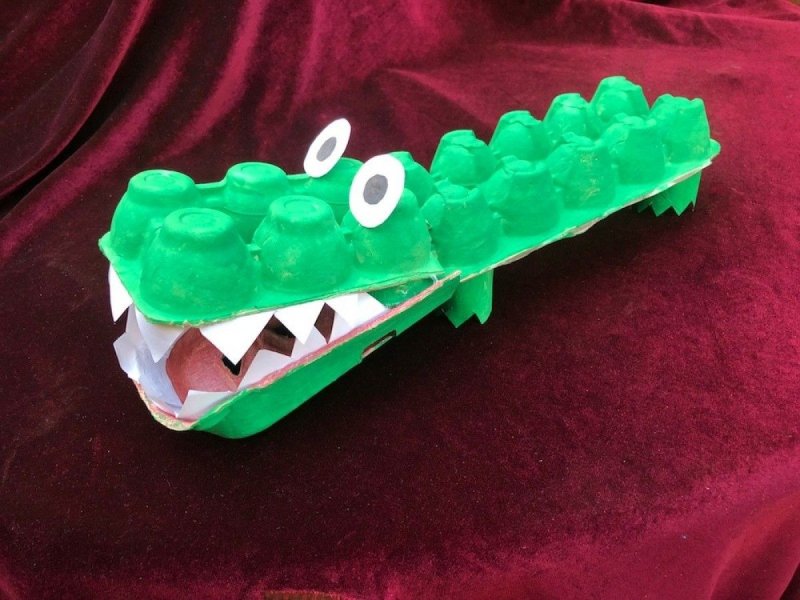 Крокодил из яичной коробки