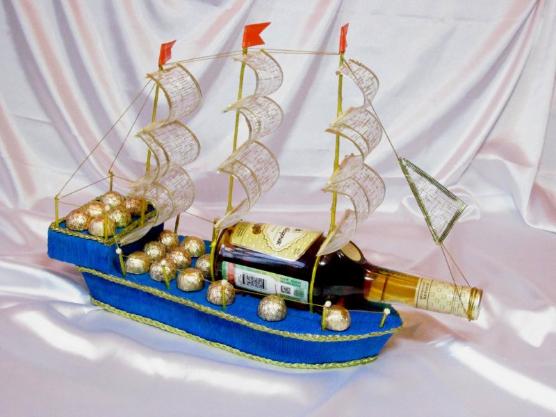 Корабль из конфет с бутылкой
