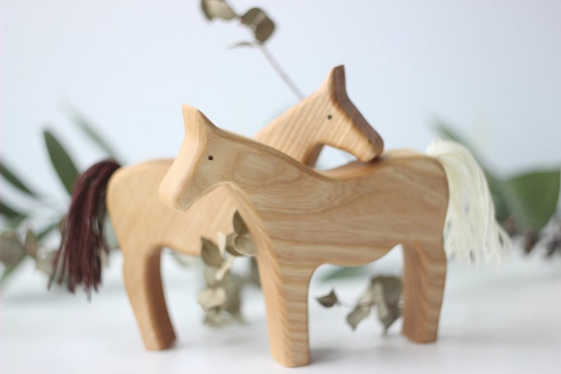 Деревянная игрушка лошадка