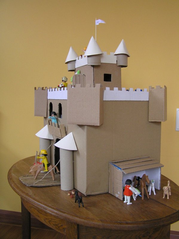 Замок из картонных коробок