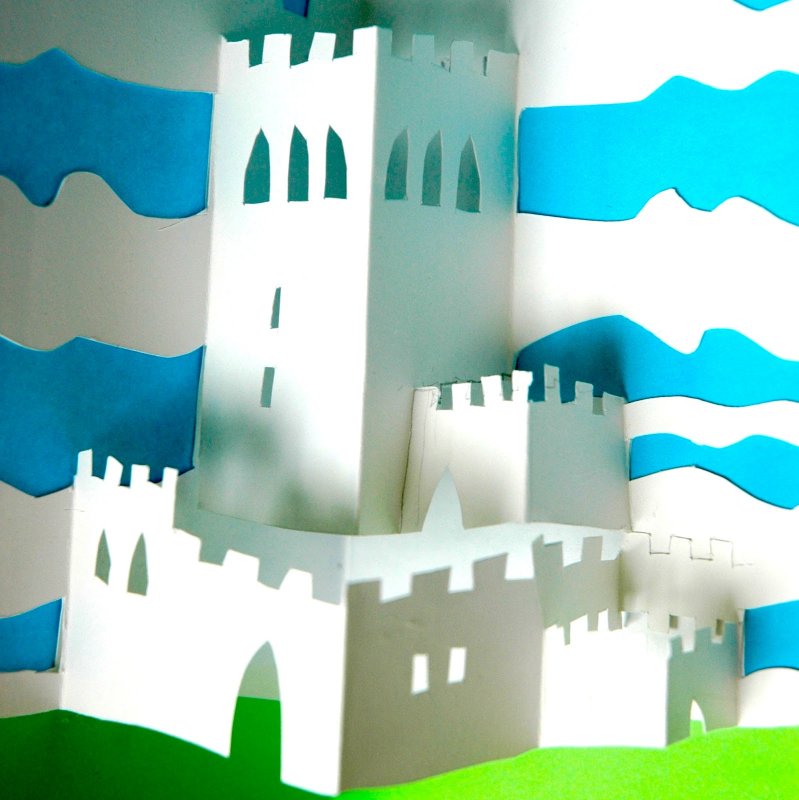 Замок из цветной бумаги