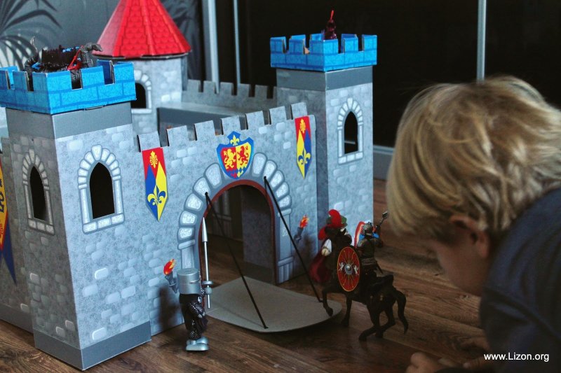 Рыцарский замок из коробки