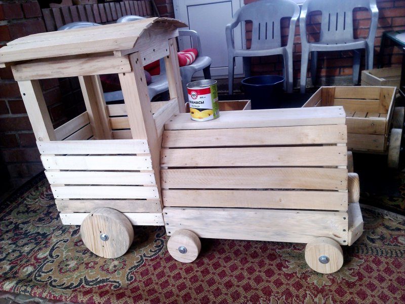 Деревянная машина в детский сад