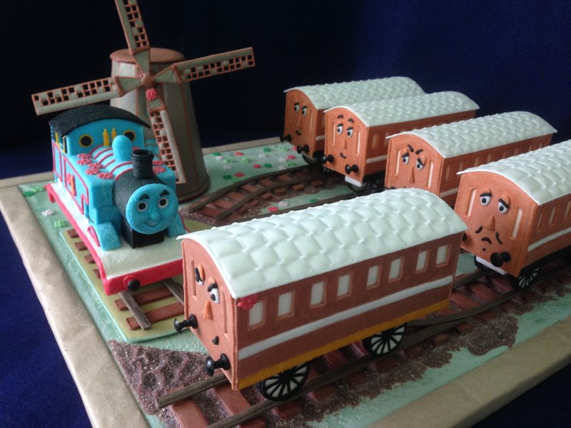 Торт поезд с вагончиками