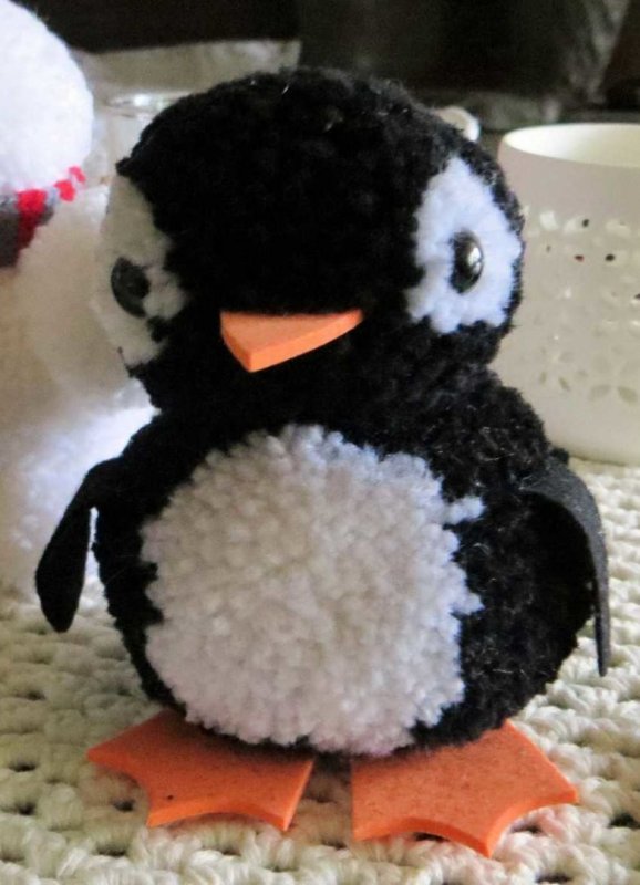Пингвин из помпонов