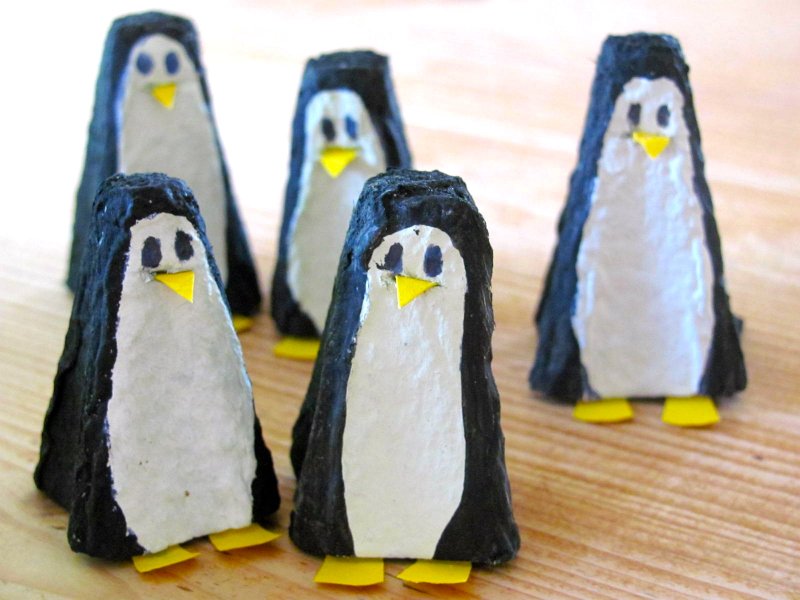 Пингвины из яичных лотков