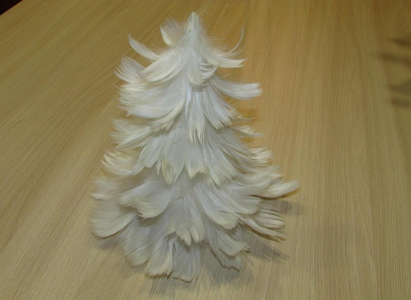 Поделка елочка из перьев