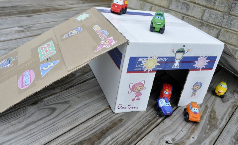 Гараж для игрушечных машин из коробки