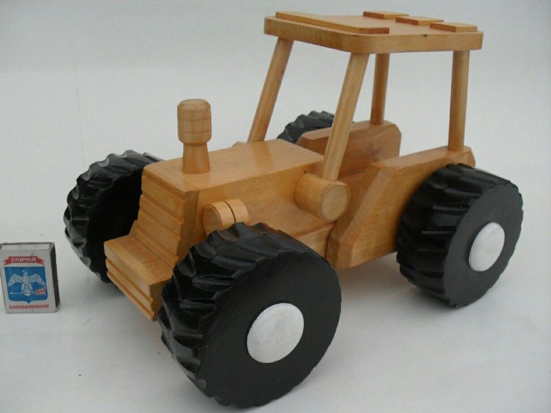 Деревянный трактор игрушка
