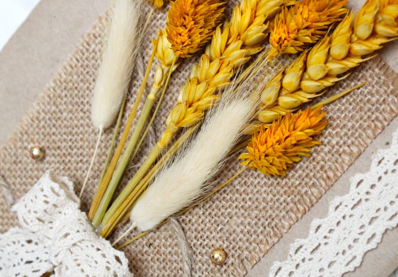 Украшение клумбы колосками пшеницы