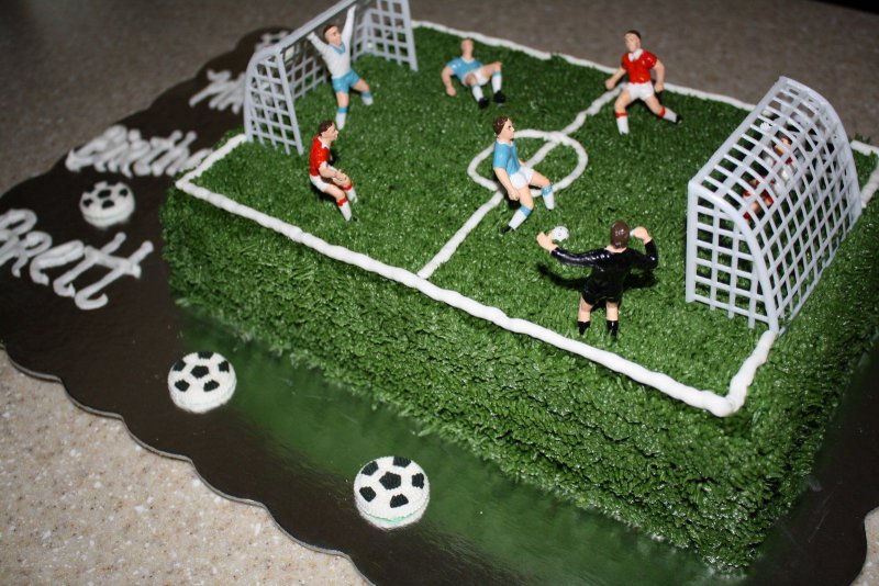 Торт футбольное поле с мячом и воротами