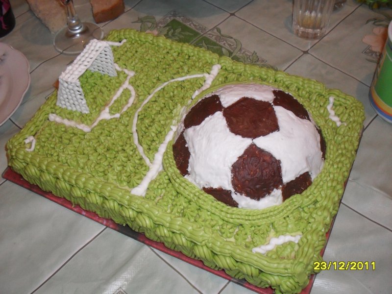 Блюдо в виде футбольного мяча