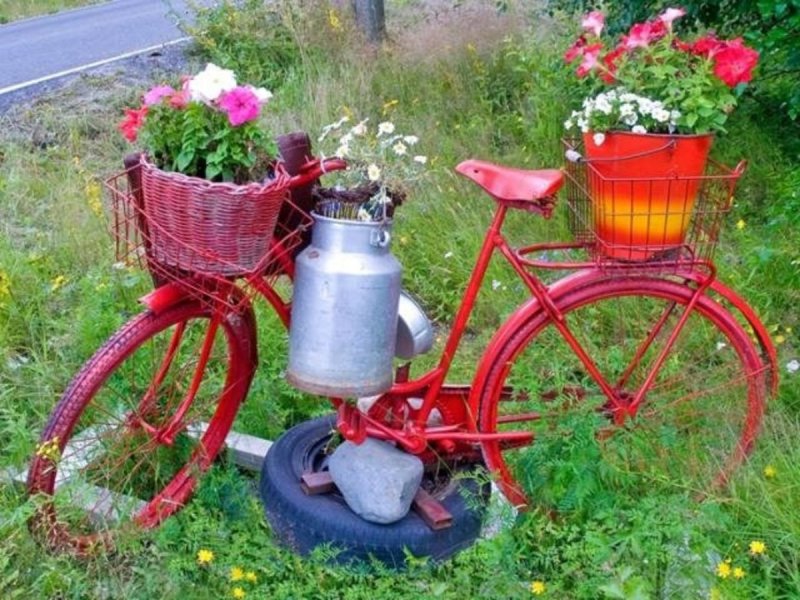 Декор из велосипеда в саду