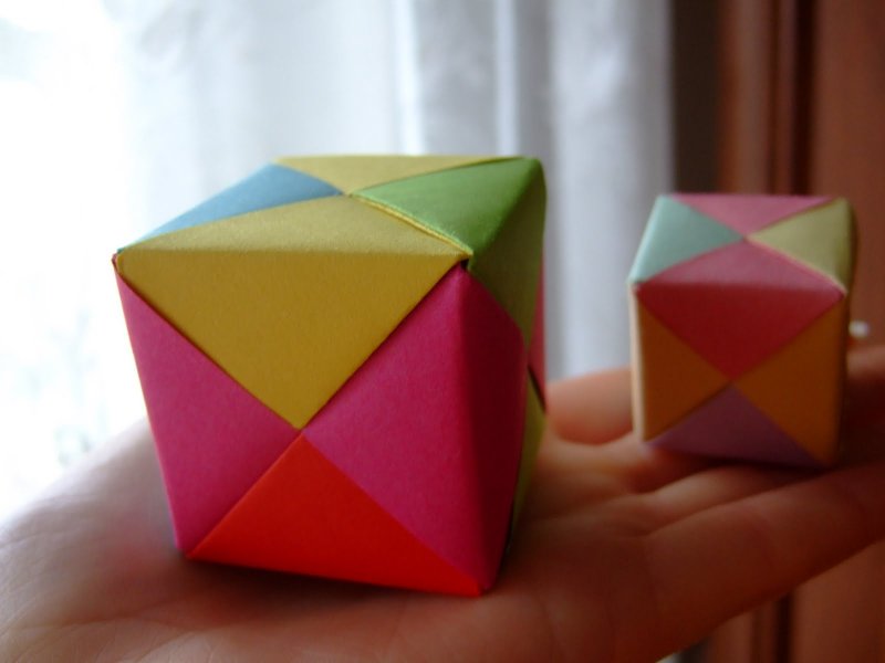 Куб из бумаги разноцветный