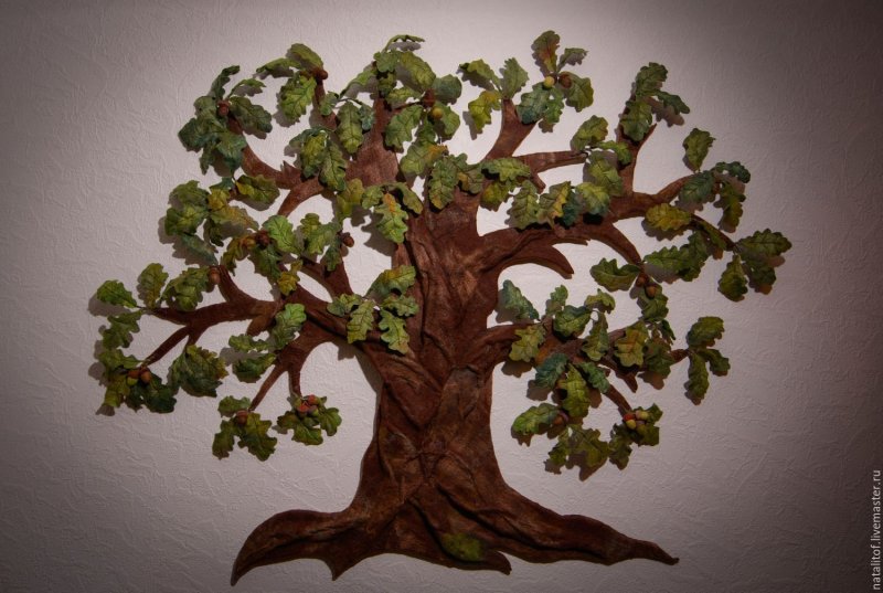 Искусственное дерево на стене