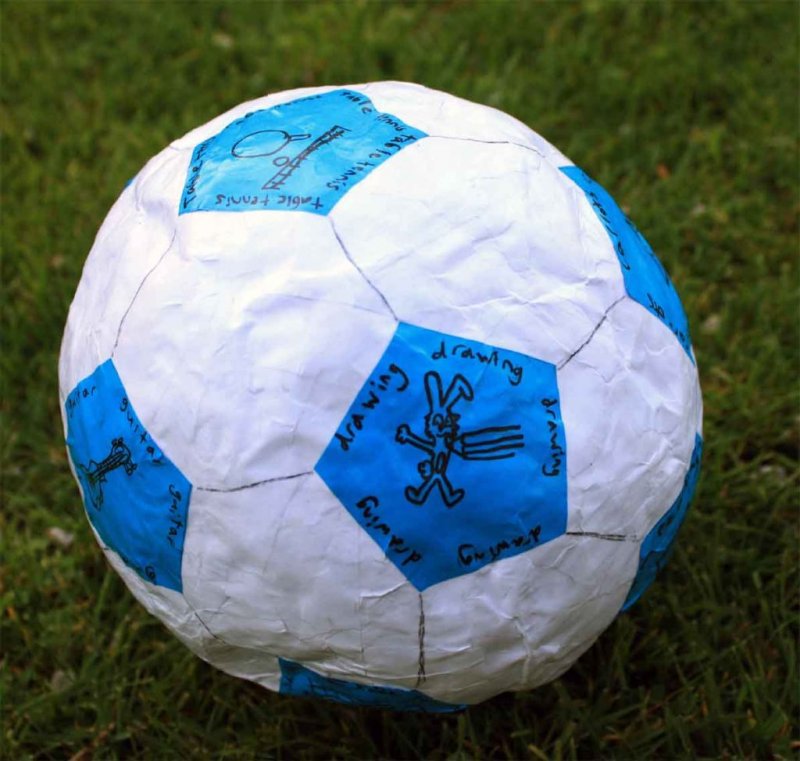 Футбольный мяч из папье маше