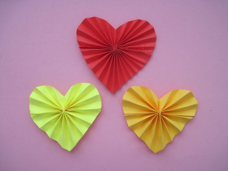 Сердечки из цветной бумаги