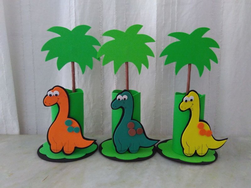 Динозавры из воздушных шаров и бумаги