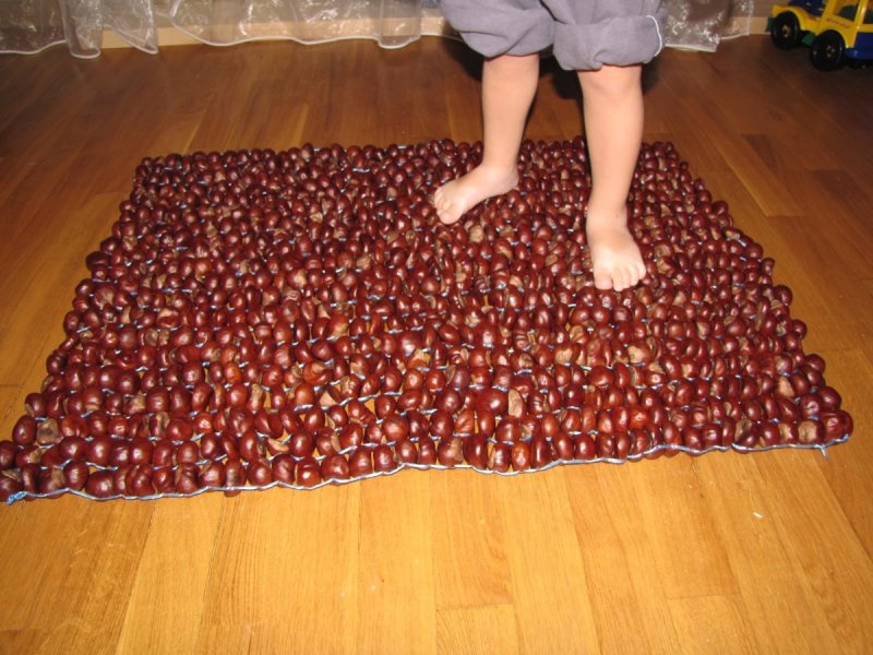 Массажный коврик из каштанов