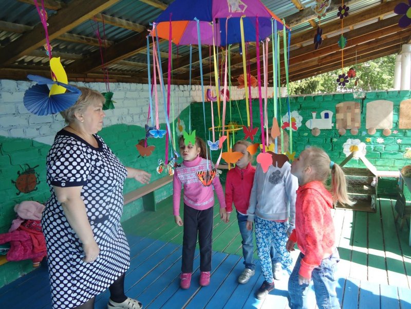 Зонтик на площадке в детском саду