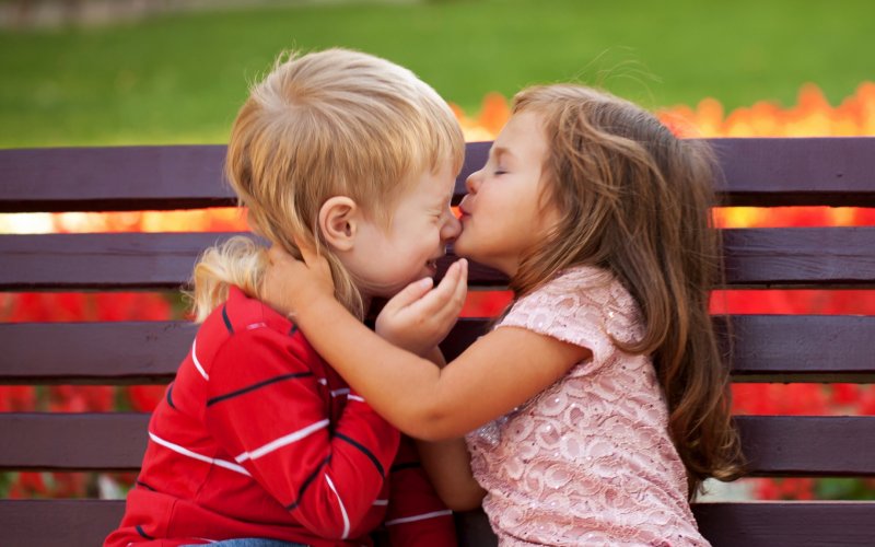 Страстный детский поцелуй