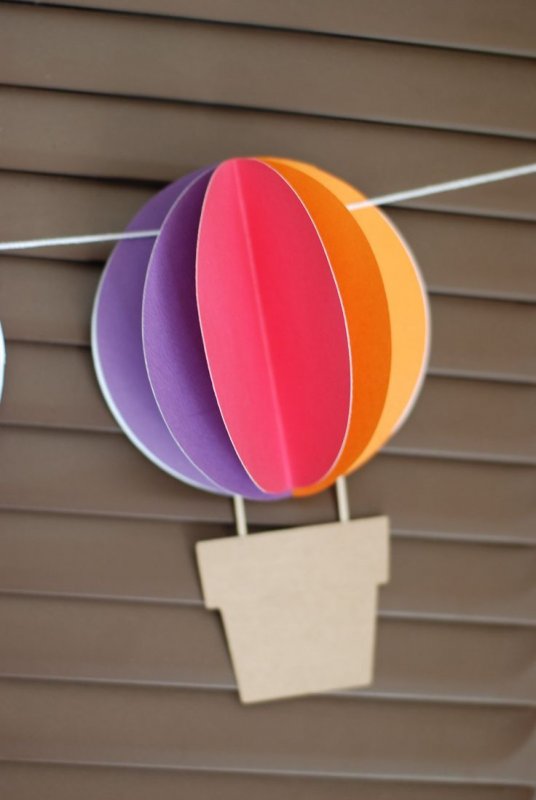 Воздушный шар из цветной бумаги