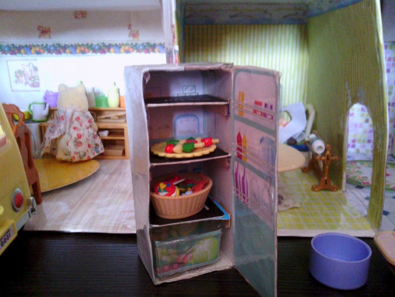 Холодильник из картона для детей
